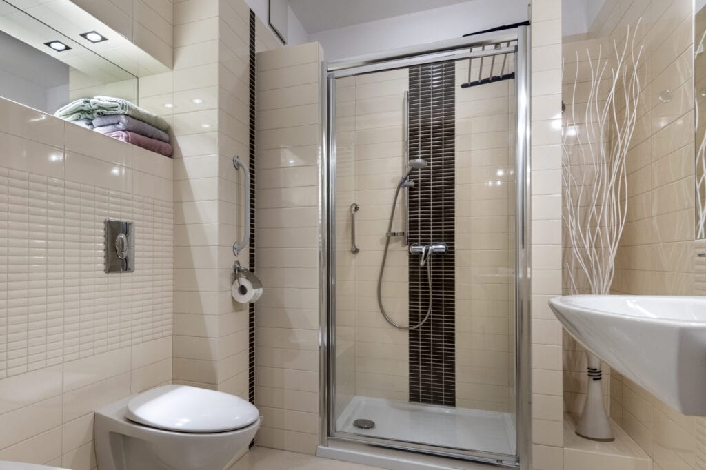Kleine badkamer in eigentijds, compact interieurontwerp
