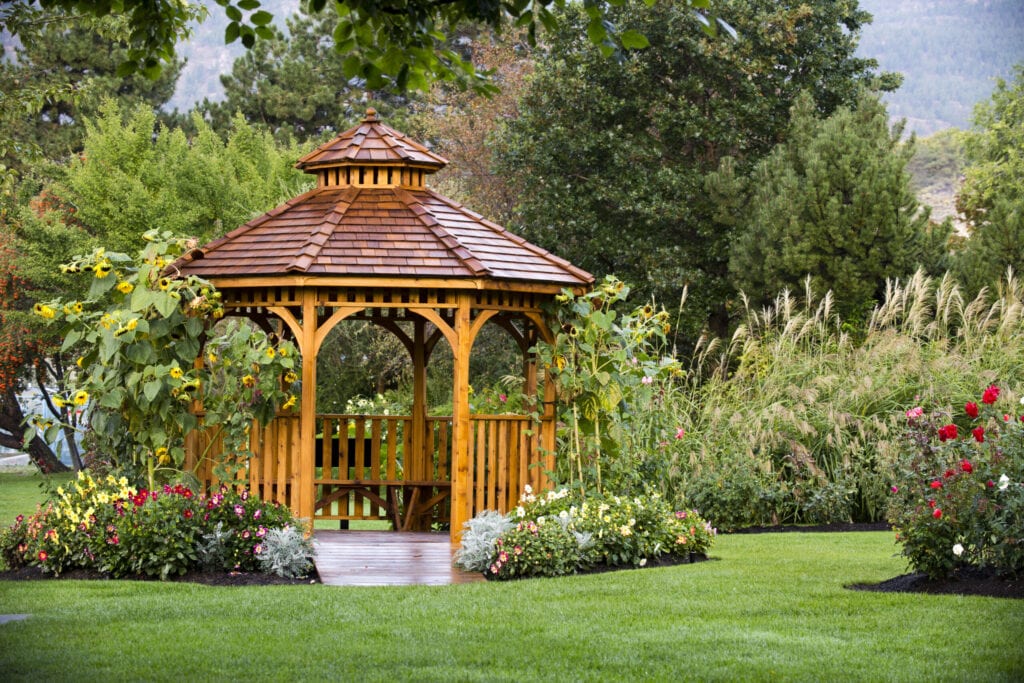 Ceder tuinhuisje in een park in de Penticton Rose Garden gelegen aan de Trans Canada Trail in Penticton, British Columbia, Canada.