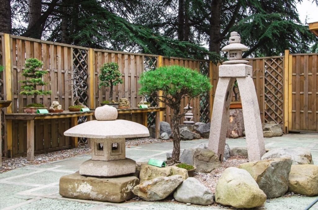 Japanse stijl tuin met rotsen en standbeelden
