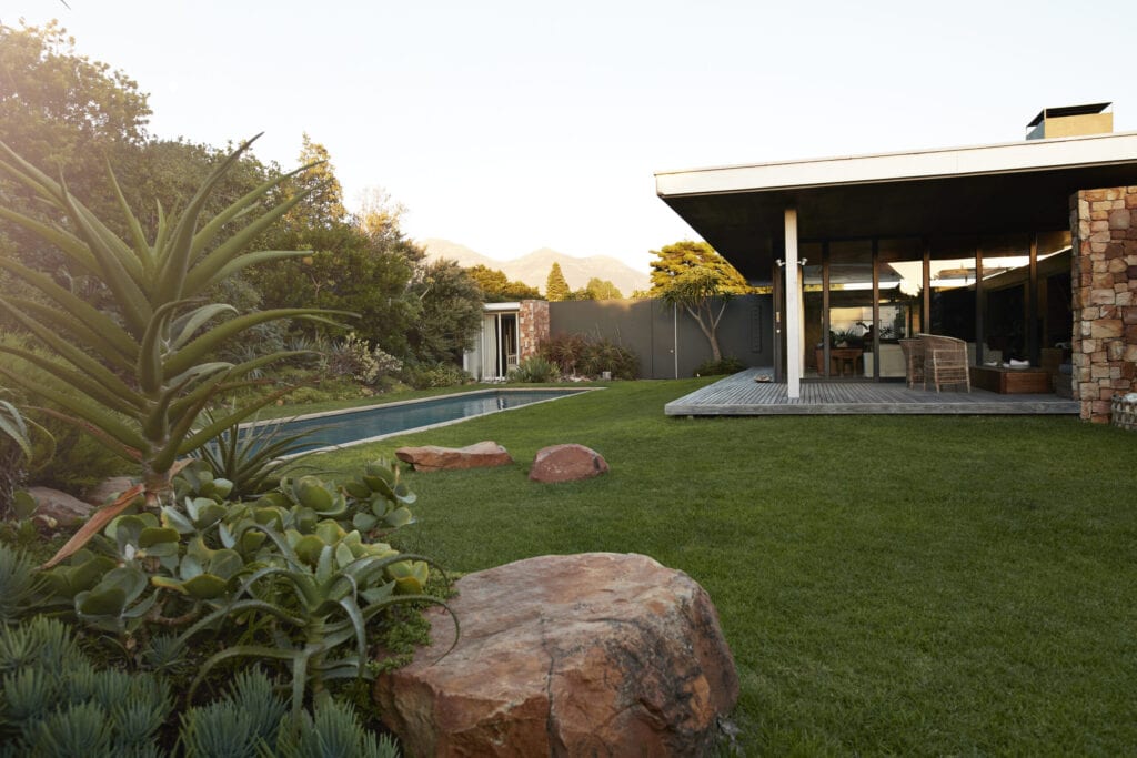 Stilleven van modern mooi ontworpen huis met zwembad