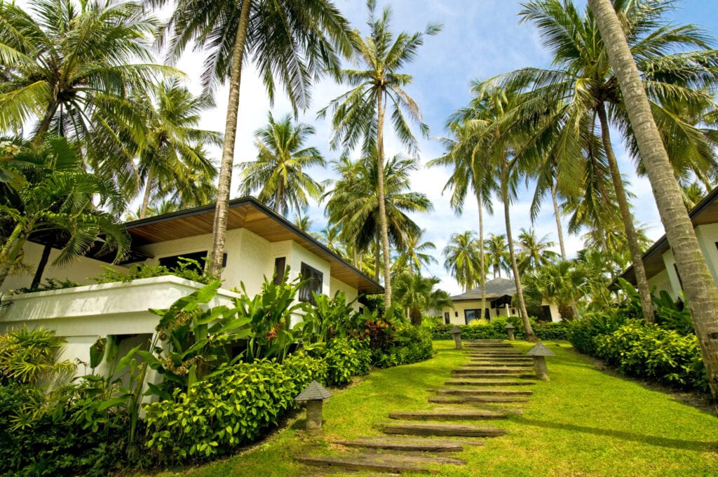 "Moderne, luxe en exotische villa op het tropische eiland. Zichtbaar zijn veel villa