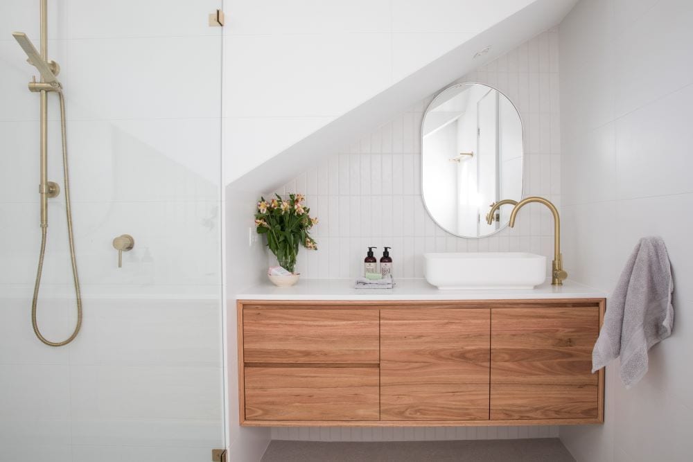 Minimalistische moderne badkamer in neutrale kleuren