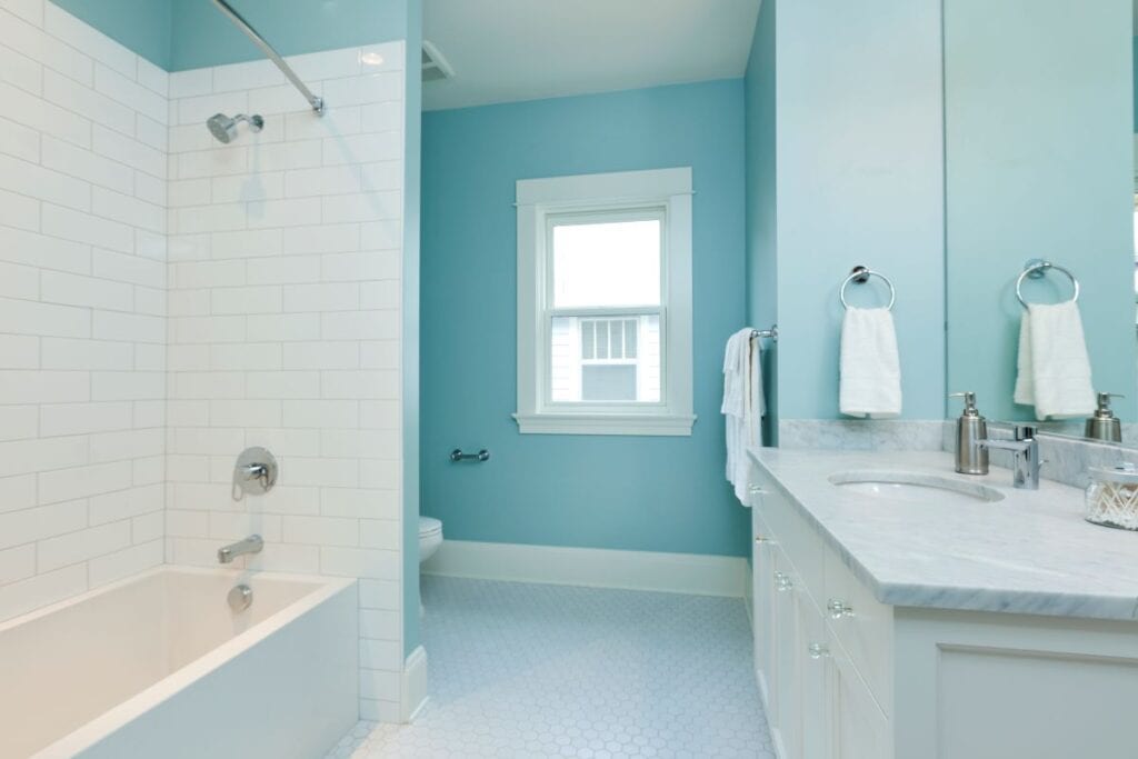 Schone blauwe badkamer met witte metro tegel douche