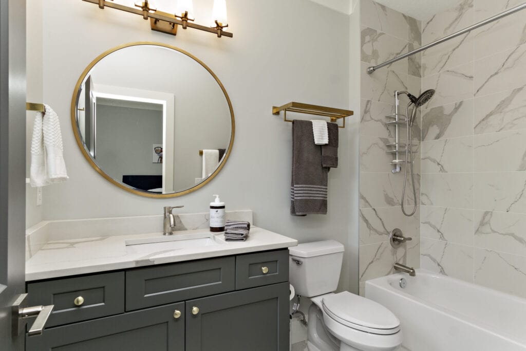 Deze foto toont een moderne badkamer met geheel nieuwe witte verf en nieuwe marmeren tegels. betaalbare badkamerinrichting 