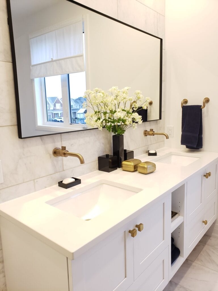 witte tegel badkamer grote spiegel