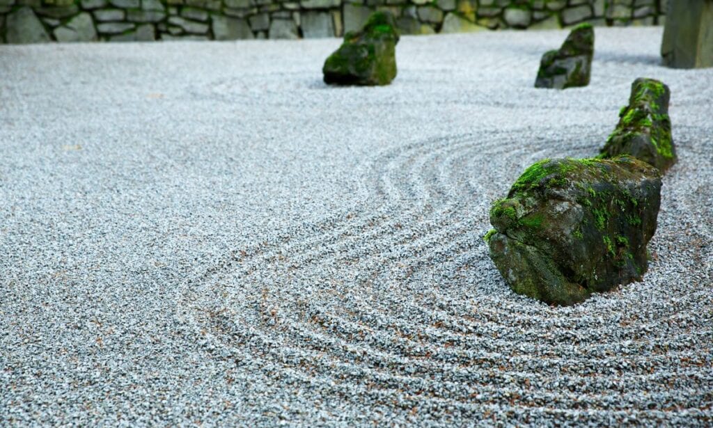 Rotstuin in Japanse stijl met met mos bedekte rotsen en zand