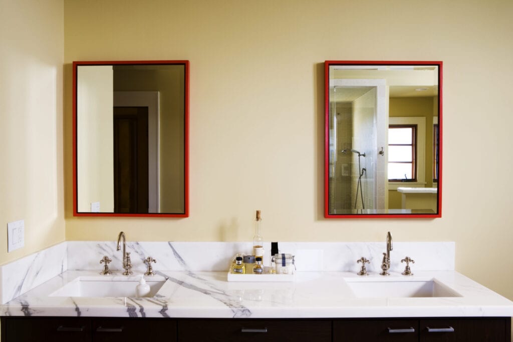 badkamer met rood omlijnde spiegels
