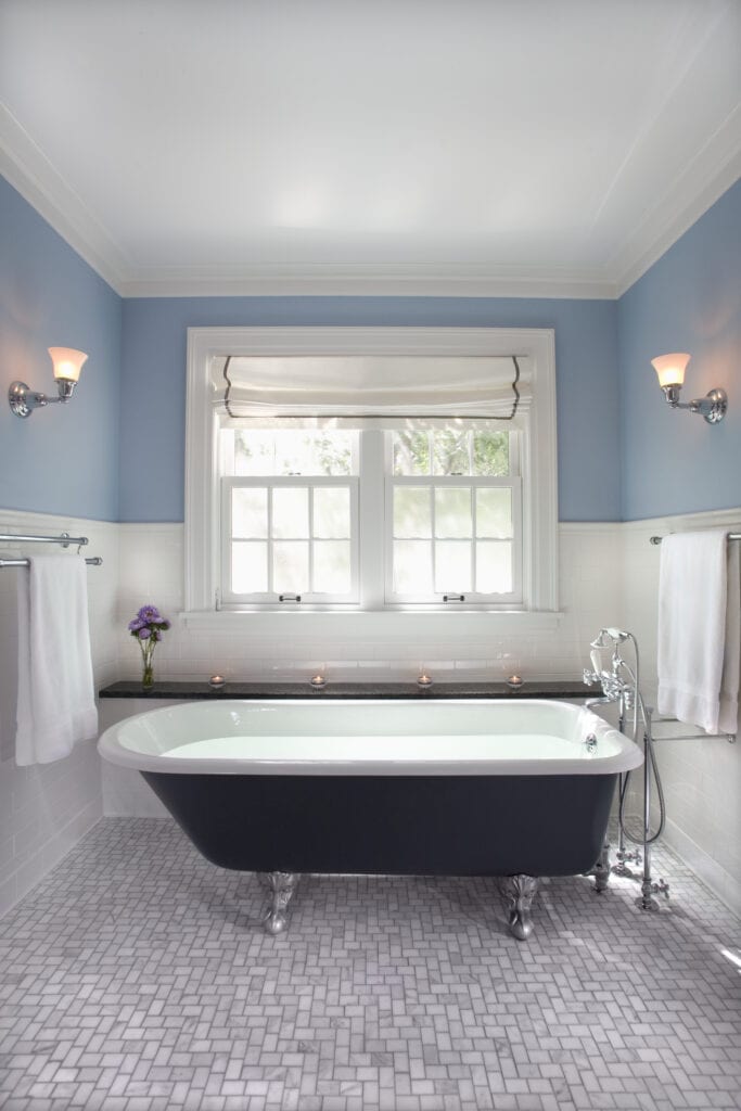 Lichtblauwe badkamer