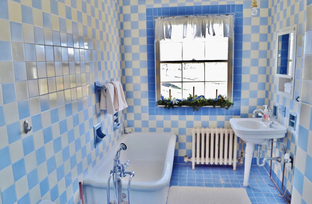 Blauw betegelde badkamer