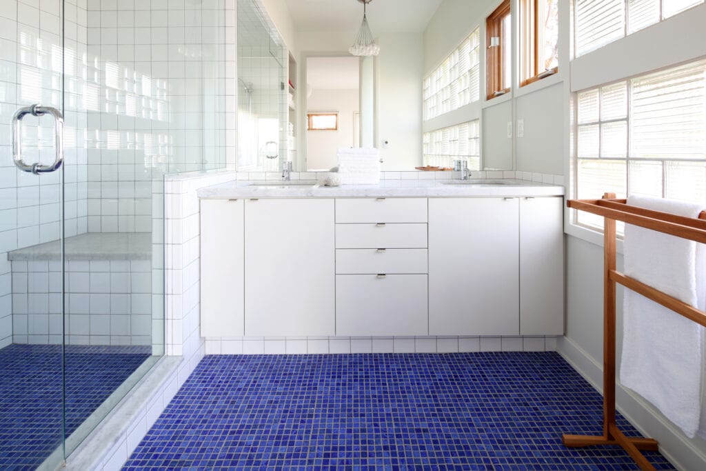 Badkamer met blauwe tegelvloer