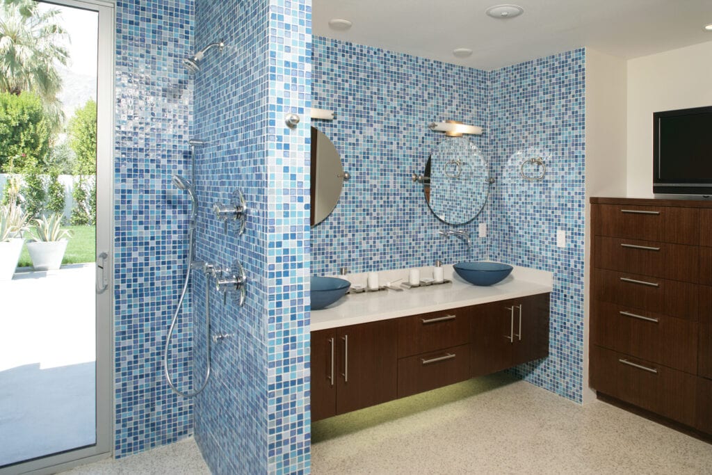 Multishade blauwe tegels in de badkamer