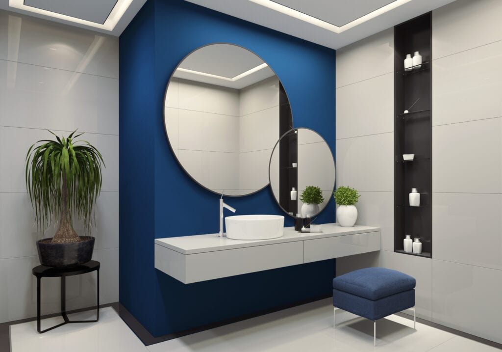 Donkerblauwe accentmuur in badkamer
