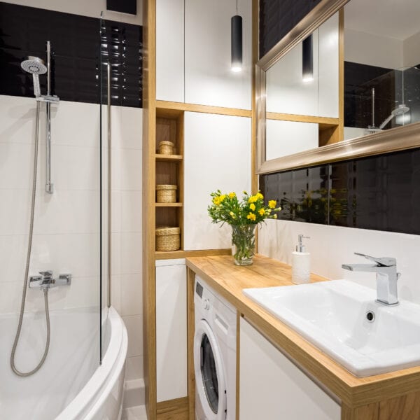 Zwart-witte badkamer met douche en houten kast