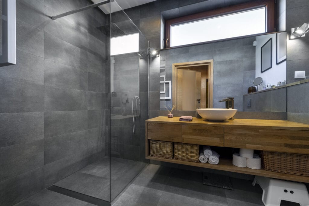 Modern interieur - badkamer in grijs en houten afwerking