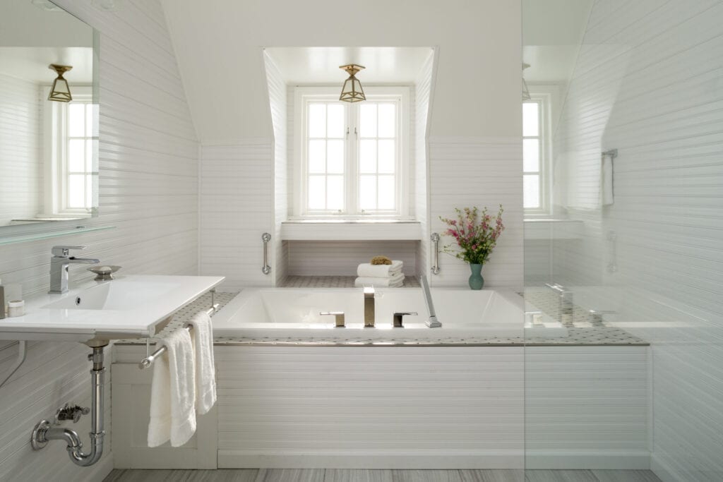 Luxe witte badkamer met bad en tegel, Settlers Inn, Hawley, Poconos Region, Pennsylvania, VS