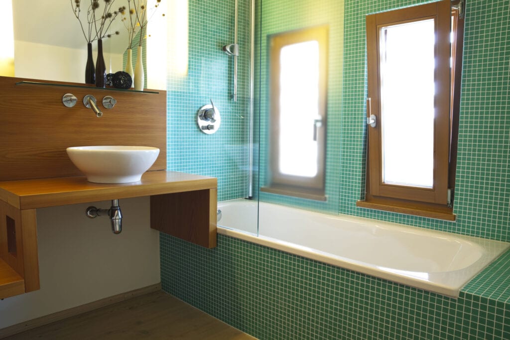 "moderne badkamer met bad, douche, moderne wastafel en kraanKlik hier om meer gerelateerde afbeeldingen te bekijken:"