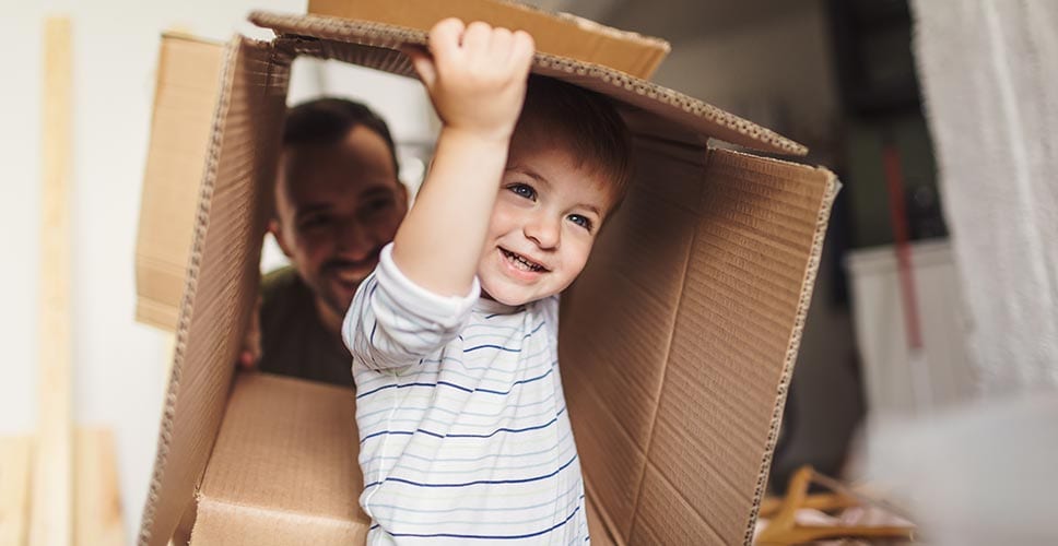 peuter spelen in een lege doos laat zien dat bewegen met een baby een uitdaging kan zijn